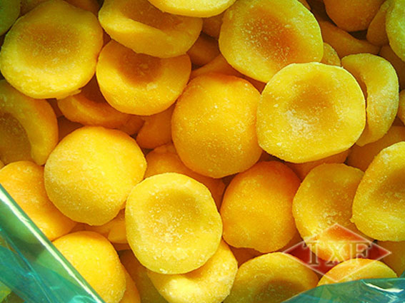 Замороженный желтый персик половинки