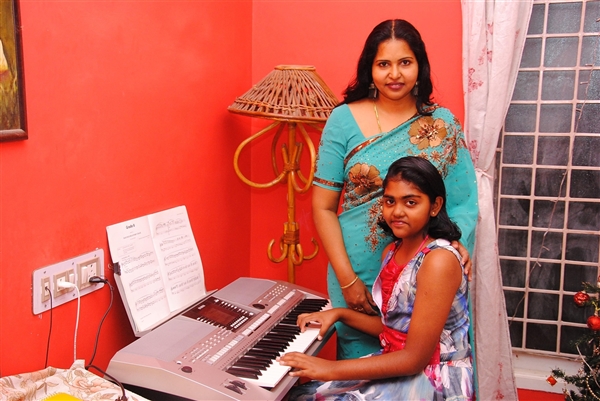 印度：世界上通过八级电子琴考试年龄最小的人——印度Rebecca Sheila  Doss